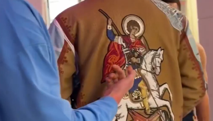 Τρομερό: Ο Τάουνς φόρεσε τζάκετ με την εικόνα του Αγίου Γεωργίου και δεν ήξερε τι είναι (video)