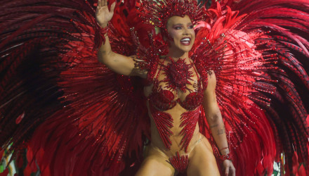 «Καυτή» και σύντροφος διάσημου ποδοσφαιριστή - Αυτή ήταν η «βασίλισσα» του φετινού καρναβαλιού (video)