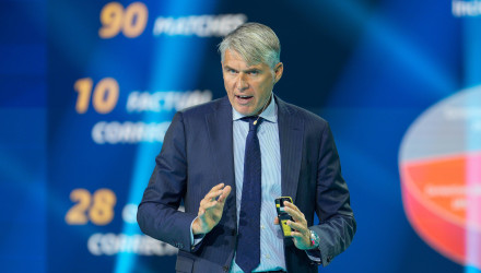 Οι νέες οδηγίες της UEFA στους διαιτητές - Τι ισχύει με τον κανονισμό για το χέρι, τη χρήση VAR και τα αυστηρά τάκλιν