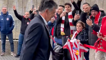 Οπαδοί του Ολυμπιακού αποθέωσαν την ομάδα στο ξενοδοχείο ενόψει Λεβερκούζεν (video)