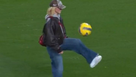 Πρόεδρε φέρ' την! Η Σίντνεϊ Σουίνι πήγε να δει Σπόρτινγκ Λισαβόνας και έπαιξε μπαλίτσα (video)