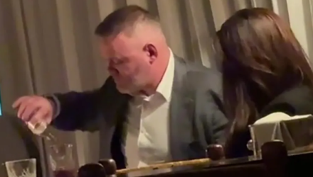 «Διασκέδαζε με δυο γυναίκες, φαινόταν να έχει πιει αρκετά και του έπεφτε το παντελόνι» - Σάλος με  διάσημο πρώην ποδοσφαιριστή