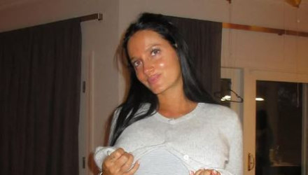 Μπήκε το γκολ και έσπασαν τα νερά - Η σύζυγος του διάσημου ποδοσφαιριστή παραλίγο να γεννήσει στις εξέδρες την ώρα του αγώνα