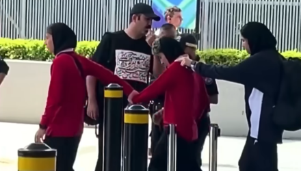 Συγκλονιστικές εικόνες - Η στιγμή που οι παίκτριες του Ιράν δραπέτευσαν για να ζητήσουν άσυλο στην Αυστραλία (video)