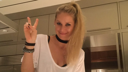 Οι παπαράτσι τελικά «έπιασαν» την Άννα Κουρνίκοβα - Σχολιάζουν όλοι τις φωτογραφίες επειδή είναι αγνώριστη