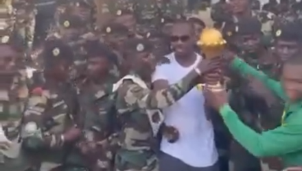 Απίστευτο: Ο προπονητής της Σενεγάλης πήγε σε... στρατιωτική βάση το τρόπαιο του Κυπέλλου Εθνών Αφρικής (video)