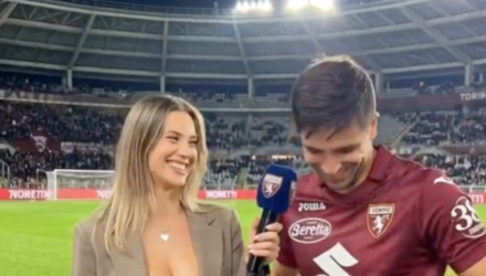 Πολύ άβολη στιγμή: Ο γνωστός ποδοσφαιριστής τα «έχασε» την ώρα της συνέντευξης με την εμφάνιση της ρεπόρτερ (video)