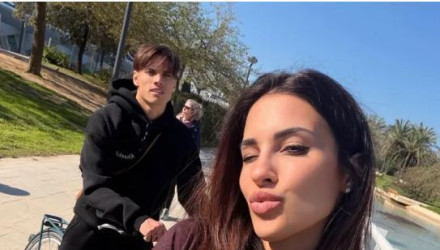 «Είναι τόσο ρομαντικό» - Η εντυπωσιακή παρουσιάστρια αποθεώνεται για τη σχέση με τον κατά πολύ νεότερο τής ποδοσφαιριστή