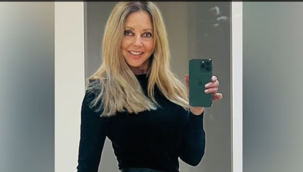 «Έχει ανοιχτή σχέση με πολλούς, είναι καλό κορίτσι» - Μικρόφωνα ξεχάστηκαν ανοιχτά σε live σύνδεση και εξέθεσαν παρουσιάστρια (video)