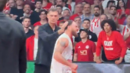 Η χειρονομία… συμπαράστασης του Μπαρτζώκα στον Τζέιμς λίγα δευτερόλεπτα μετά την αποβολή του (video)