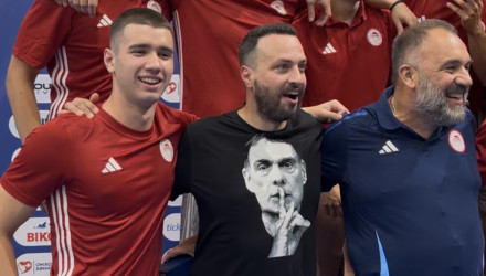 Η μπλούζα Μπαρτζώκα που «έκλεψε» την παράσταση στους πανηγυρισμούς του Ολυμπιακού στην κολύμβηση!