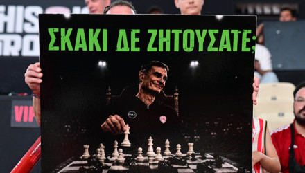 Το πανό φιλάθλου του Ολυμπιακού για τον... σκακιστή Γιώργο Μπαρτζώκα (video)