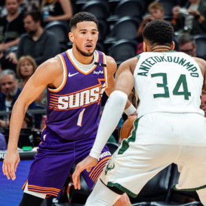 Ο Γιάννης Αντετοκούνμπο... προκαλεί τον Ντέβιν Μπούκερ: «Θα μπορούσαμε να φοράμε την ίδια φανέλα»