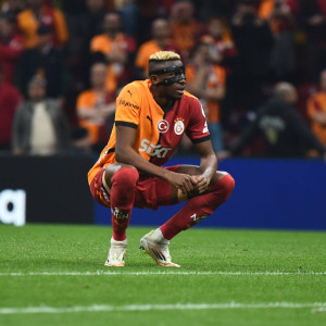 Ο Όσιμεν αγωνίστηκε για ένα ημίχρονο κόντρα στη Λίβερπουλ με σπασμένο χέρι