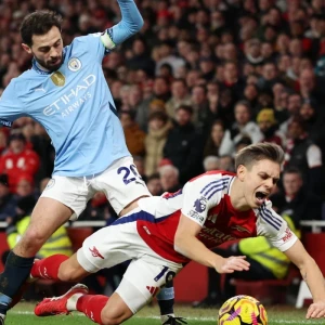 Παράπονα του Σίλβα για τη διαιτησία στην Premier: «Όλες οι αμφισβητούμενες φάσεις είναι εναντίον μας»