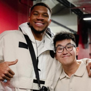 Γιάννης, Θανάσης Αντετοκούνμπο και Ρίτσαρντ Σιάο στο παιχνίδι του Άρη με τον Πανιώνιο