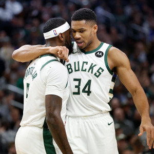 Με τον Γιάννη να βγαίνει μπροστά στο φινάλε οι Μπακς γλίτωσαν το κάζο από τους Χοκς