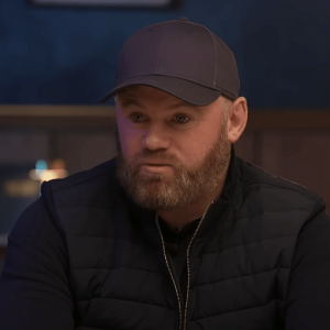 Ο Ρούνεϊ κατακεραυνώνει τον οπαδό που αρνείται να κουρευτεί - «Θα τον έστελνα στην άλλη άκρη της χώρας, με τρελαίνει»