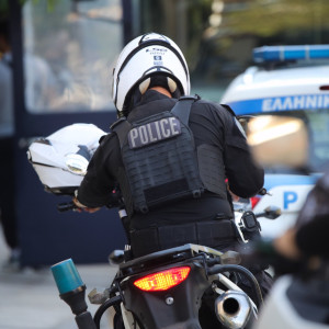 Αγρια επεισόδια ανάμεσα σε οπαδούς μετά το Βόλος - ΑΕΛ Novibet: Πέταξαν πέτρες και σιδερόβεργες σε διμοιρία των ΜΑΤ (video)