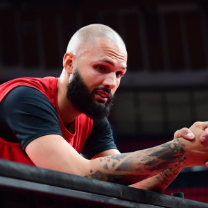 Ο Φουρνιέ ψάχνει τα καλύτερα παϊδάκια του Πειραιά για να φάει μετά από αγώνα στο ΣΕΦ