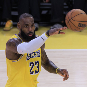 Η απάντηση του ΛεΜπρόν Τζέιμς στα λόγια του Αντετοκούνμπο (video)