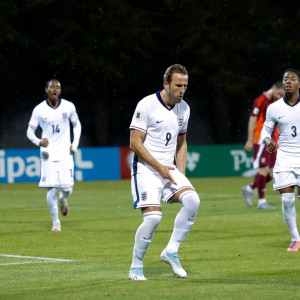 Ο ποδοσφαιριστής που κλήθηκε στις μικρές ενώ αγωνιζόταν σε Non-League ομάδα!