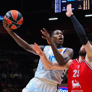 Ο Ομάρι Μουρ παραμένει για ακόμη μια σεζόν στη Βαλένθια