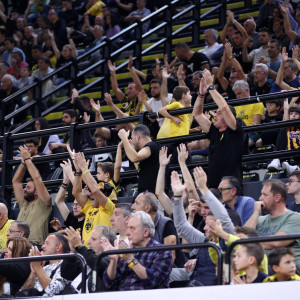 Η κιτρινόμαυρη... πανστρατιά φέρνει έντονη παρουσία κόσμου στη Sunel Arena για το ΑΕΚ-Άλμπα