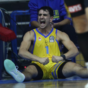 Η Βαλένθια επέκτεινε το συμβόλαιο του Καρντένας μέχρι το 2028