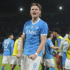 Ο ΜακΤόμινεϊ υπέγραψε το «διπλό» της Νάπολι και την κράτησε ζωντανή στο κηνύγι τίτλου