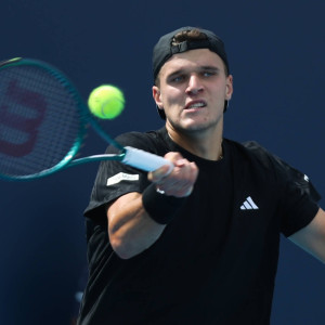 Μεγάλη ανατροπή στην Ντόχα: ο  Σίνερ «λύγισε» από τον Μένσικ (video)