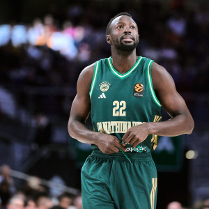 Ο Γκραντ πήγε μόνος του στον πάγκο του Παναθηναϊκού μετά από πτώση του