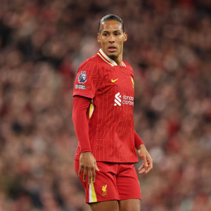 Πραγματικός αρχηγός: Ο Φαν Ντάικ υπερασπίστηκε τον Σλοτ μετά από προκλητική ερώτηση δημοσιογράφου