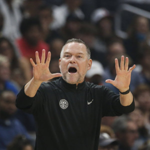 Το Νορθ Καρολάινα επαναφέρει στους πάγκους τον Μάικλ Μαλόουν ένα χρόνο μετά την απόλυση του από τους Νάγκετς