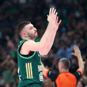 Θερμό επεισόδιο ανάμεσα σε Ρογκαβόπουλο και Λάκιτς - Αποβολή για τον Έλληνα φόργουορντ!