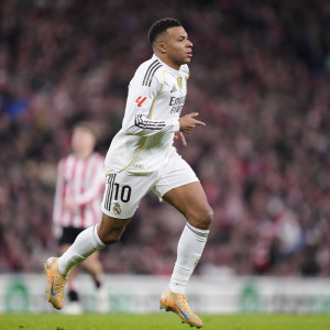 Η Ρεάλ πιέζει τον Εμπαπέ να αγωνιστεί κόντρα στην Μπαρτσελόνα αλλά ο Γάλλος είναι επιφυλακτικός