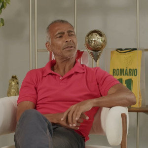 «Σύννεφα» στην σχέση του Ρομάριο με την κατά 35 χρόνια μικρότερη συντροφό του - Τον κατηγορεί ότι την απάτησε