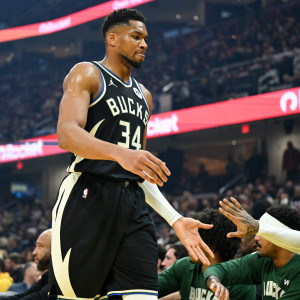 Υπάρχουν και οι... άπιστοι: Αρκετές ομάδες θεωρούν αβέβαιη την παραμονή του Αντετοκούνμπο στους Μπακς