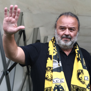Οπαδοί της ΑΕΚ αποθέωσαν την ομάδα στη Θεσσαλονίκη - Αρχηγός της αποστολής ο Μάριος Ηλιόπουλος
