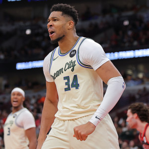 Πληθωρικός και clutch Γιάννης Αντετοκούνμπο στη νίκη των Μπακς κόντρα στους Χοκς