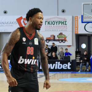 Οι φίλοι του Ολυμπιακού αποθέωσαν τον Ταϊρίκ Τζόουνς (video)