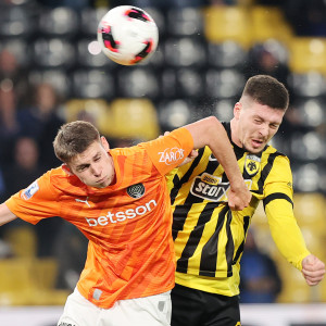 Κεφαλιά του Γιόβιτς στο δοκάρι (video)