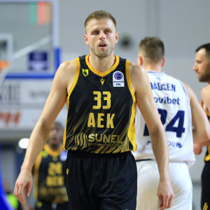 Ο Χαραλαμπόπουλος ανεβαίνει και βάζει μεγάλα σουτ για την ΑΕΚ (video)