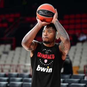 Η μητέρα του Ταϊρίκ Τζόουνς στο πλευρό του γιου της πριν το ντεμπούτο του με τον Ολυμπιακό (video)