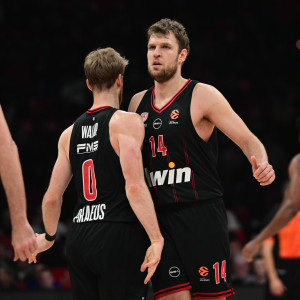 Άνετα ο Ολυμπιακός την Μπάγερν με «ρεσιτάλ» από Βεζένκοφ - Μιλουτίνοφ