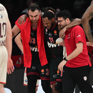 «Συναγερμός» με Μόρις στον Ολυμπιακός: Τραυματίστηκε και αποχώρησε υποβασταζόμενος