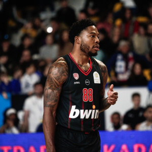 Τζόουνς: «Να κερδίσουμε όλους τους τίτλους»