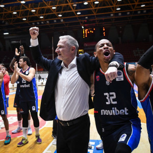 Έξαλλοι πανηγυρισμοί των παικτών του Πανιωνίου με τον κόσμο μετά τη νίκη στην Πάτρα (photos)