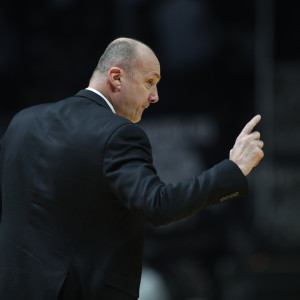 Έξαλλος ο Ζντοβτς, πήρε δύο τεχνικές ποινές μέσα σε μερικά λεπτά κι αποβλήθηκε!