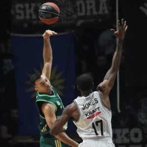 Σκεφτόταν το τρίποντο, τελικά δημιούργησε alley-oop κάρφωμα: Η απίθανη ασίστ του Σλούκα (video)